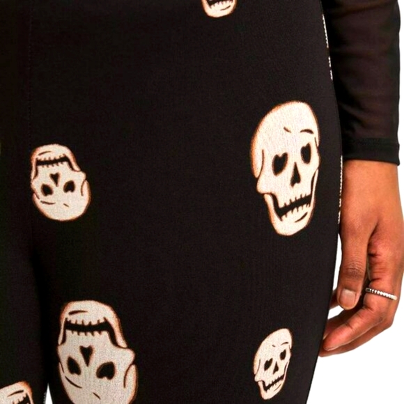 ❤️NWT VINTAGE TORRID  HALLOWEEN LEGGING -  MOODY SKULLS PRINT - FULL LENGTH - Picture 2 of 11